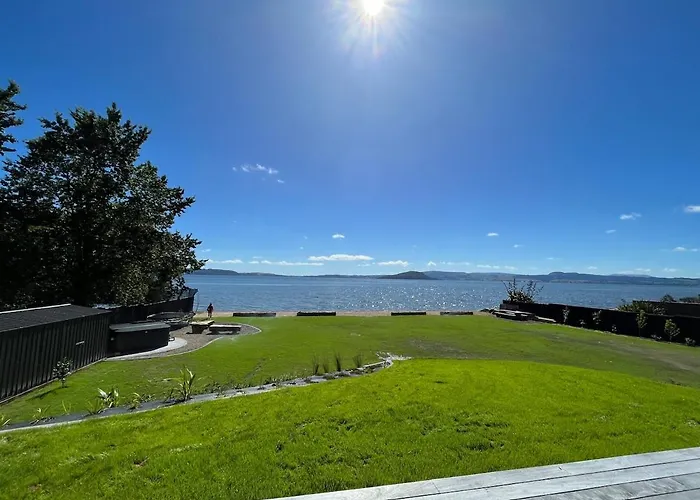 Jandals & Joy Lakefront Retreat Holiday home Rotorua