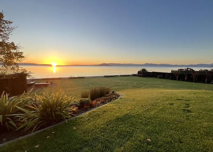 Jandals & Joy Lakefront Retreat Holiday home Rotorua