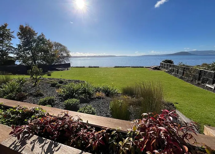 Holiday home Jandals & Joy Lakefront Retreat