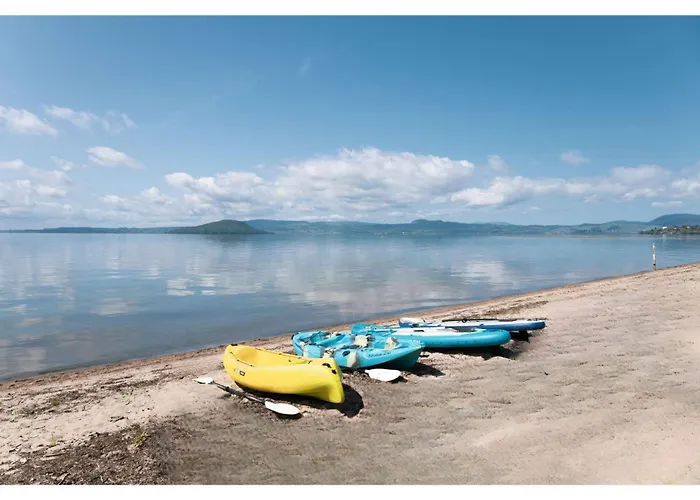 Jandals & Joy Lakefront Retreat Holiday home