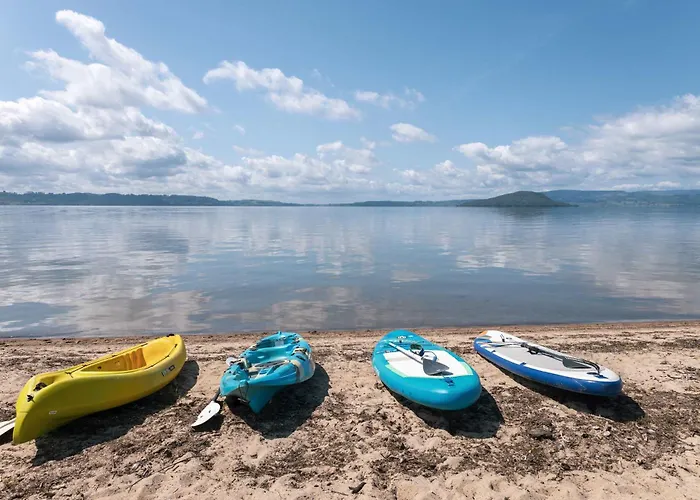 Jandals & Joy Lakefront Retreat