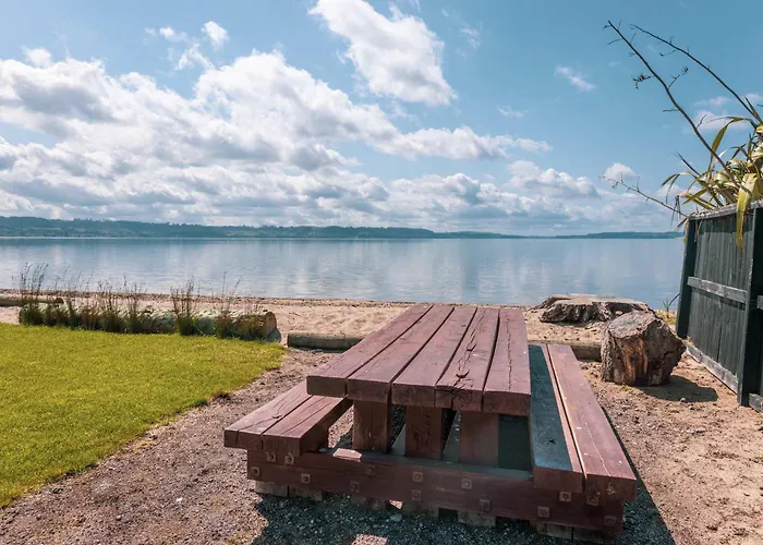 Jandals & Joy Lakefront Retreat *