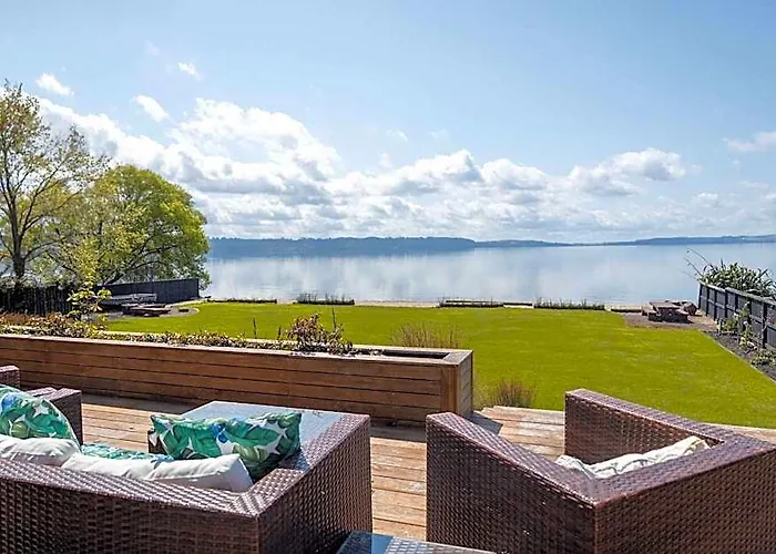 Jandals & Joy Lakefront Retreat *