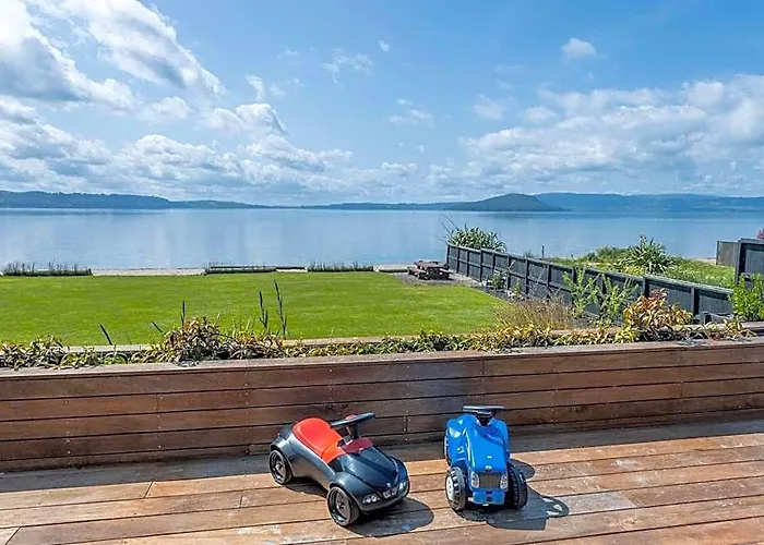 Jandals & Joy Lakefront Retreat Holiday home