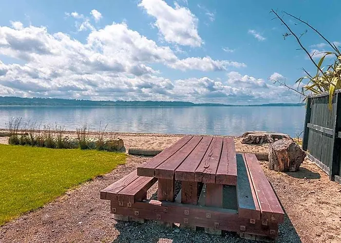 Jandals & Joy Lakefront Retreat Holiday home