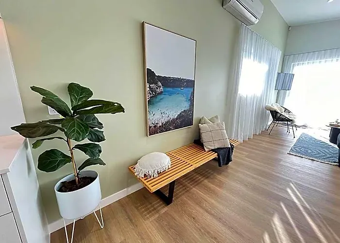 Jandals & Joy Lakefront Retreat *