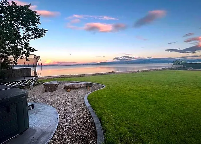 Jandals & Joy Lakefront Retreat Holiday home