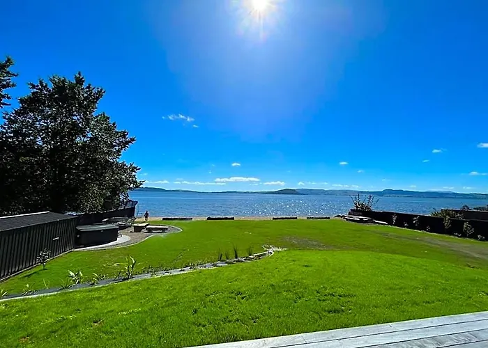 Jandals & Joy Lakefront Retreat Holiday home Rotorua