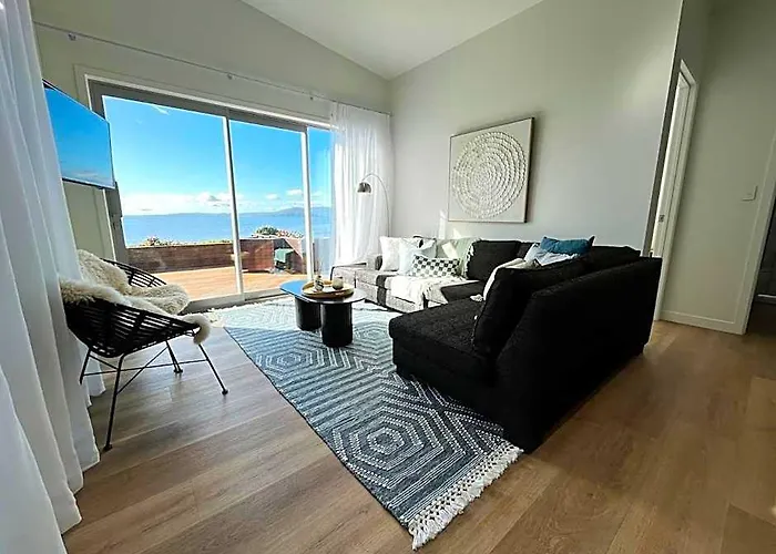 Jandals & Joy Lakefront Retreat Holiday home