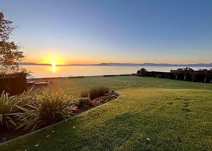 Jandals & Joy Lakefront Retreat Rotorua